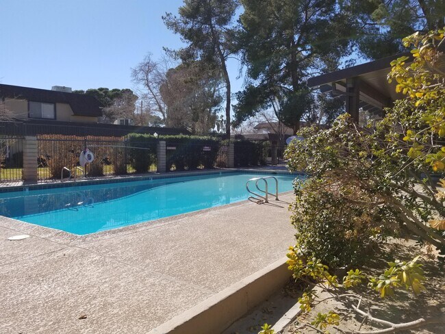 Foto del edificio - 6140 Meadowgrass Ln