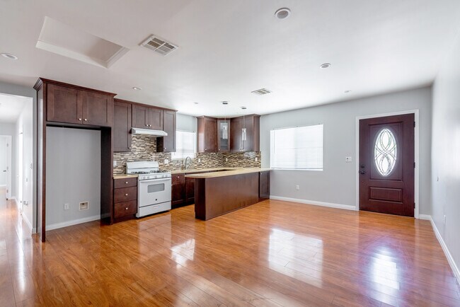 Foto del edificio - 7841 Vantage Ave