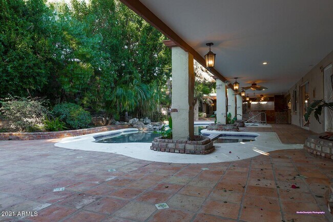 Building Photo - 3844 E Vineyard Rd