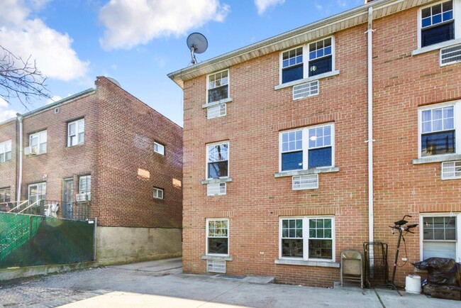 Building Photo - One of a kind! Enormous New 5 bedroom Dupl...