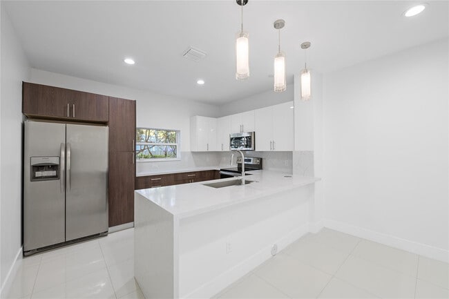 Building Photo - 324 SW 14th Ct