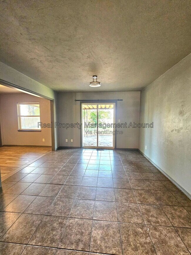 Foto del edificio - 308 S Hickory Pl