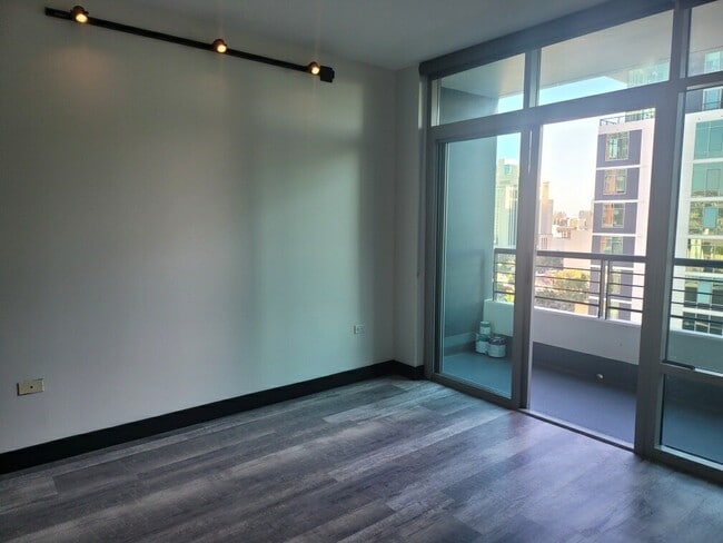 Building Photo - 425 W Beech St