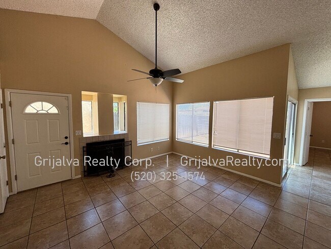 Building Photo - 3 Bedroom, 2 Bath Townhouse For Rent  (Los Reales/Cardinal)