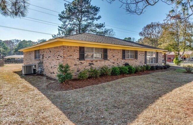 Building Photo - Move In Ready  4br/2ba Single Family Home