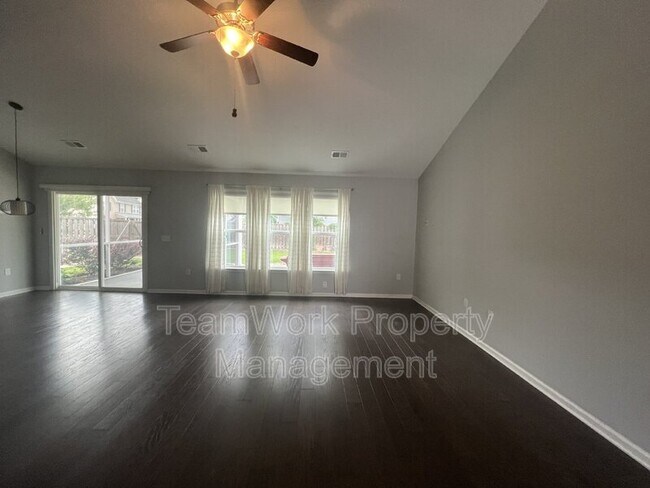 Foto del edificio - 3368 Kinross Ct