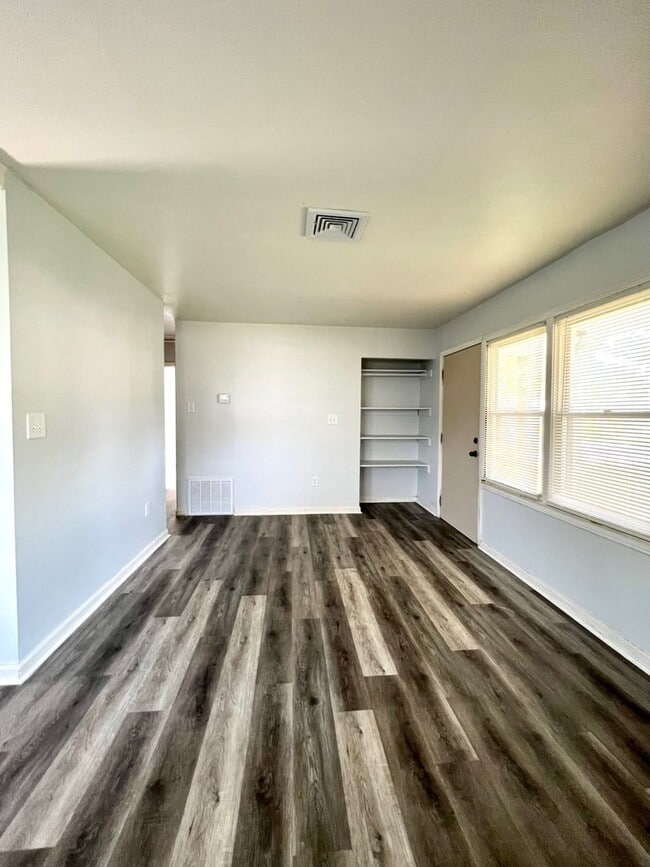 Building Photo - Remodeled Residential Home on East Side - Preleasing for 26/27 School Year!