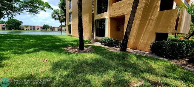 Foto del edificio - 6012 Coral Lake Dr