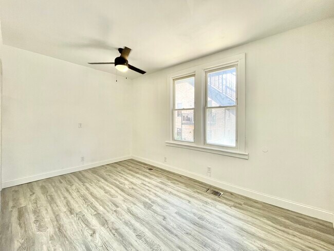 Foto del edificio - 2947 W Cortland St