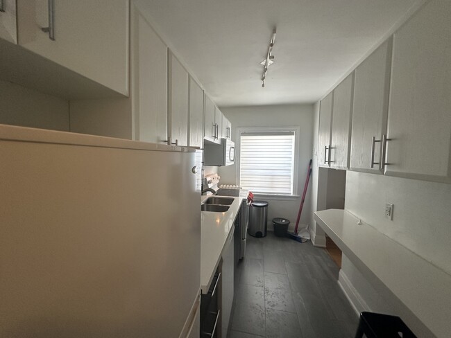 Photo du bâtiment - 595 St Clair Ave W