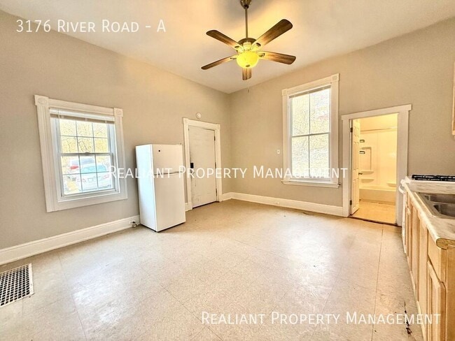 Foto del edificio - 3176 River Rd