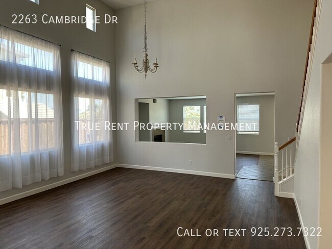 Foto del edificio - Spacious 4 Bed, 3 Bath Home with Swimming ...