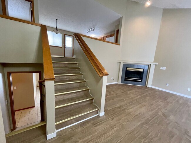 Building Photo - STUNNING SOUTH HILL HOME