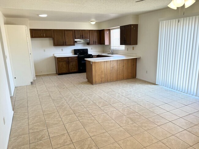 Foto del edificio - Fantastic 3 Bedroom/2 Bath Single Level Home! Schedule a Showing Today!