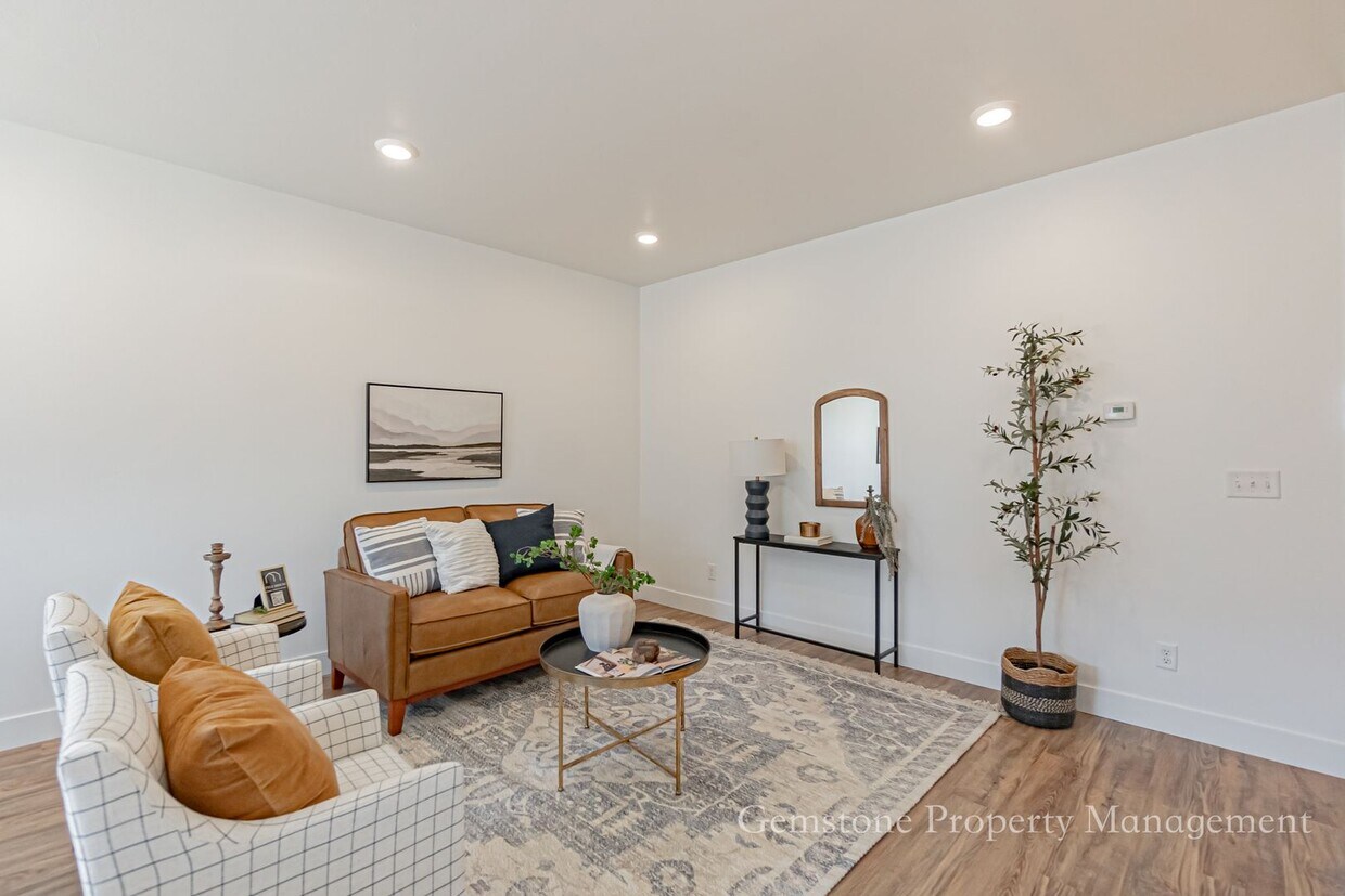 Foto principal - Brand New 3 Bed 2.5 bath END UNIT inSugar ...