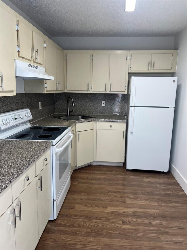 Foto del edificio - 6141 W 22nd Ct