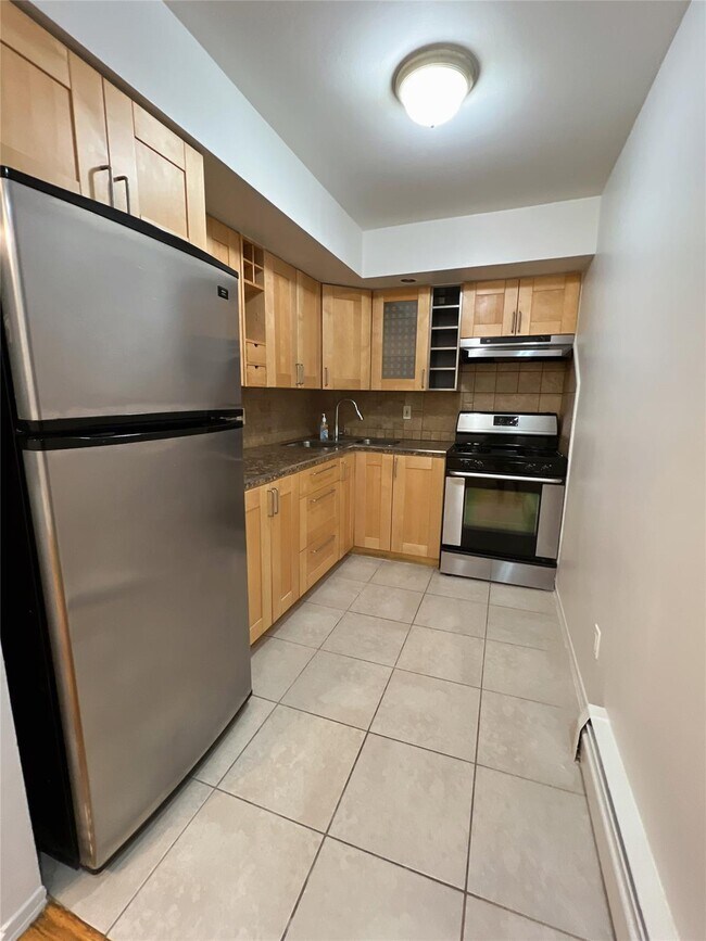 Foto del edificio - 240- 10 68th Ave