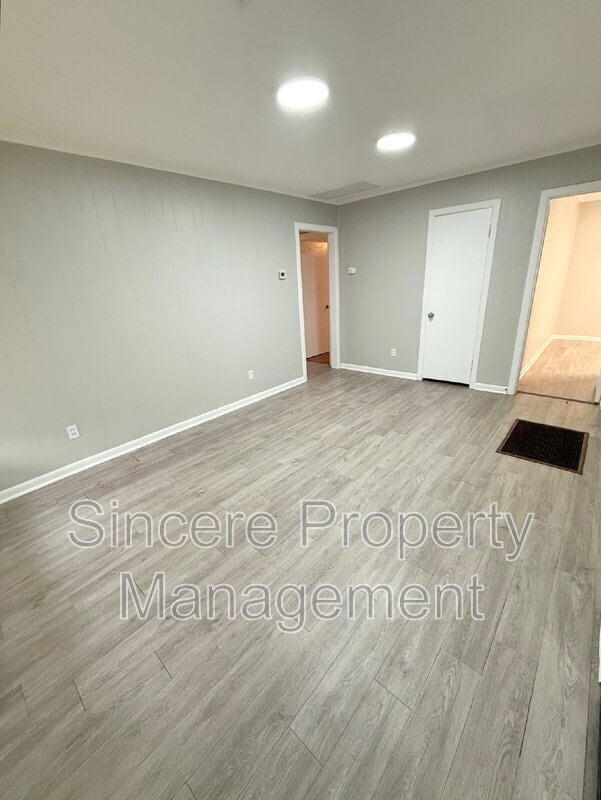 Building Photo - 220 E Key Blvd