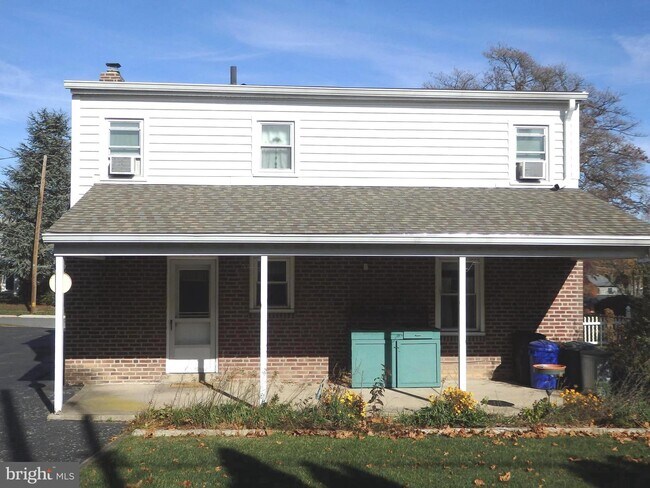 Building Photo - 544 Lawrence Rd