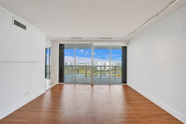 Foto del edificio - 20281 E Country Club Dr