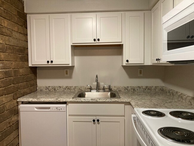 Building Photo - 512 Kellywood Mnr