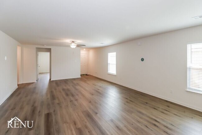Foto del edificio - Now Available!