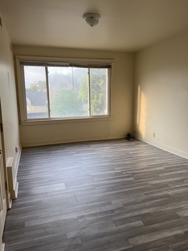 Building Photo - 2039 W 95th St