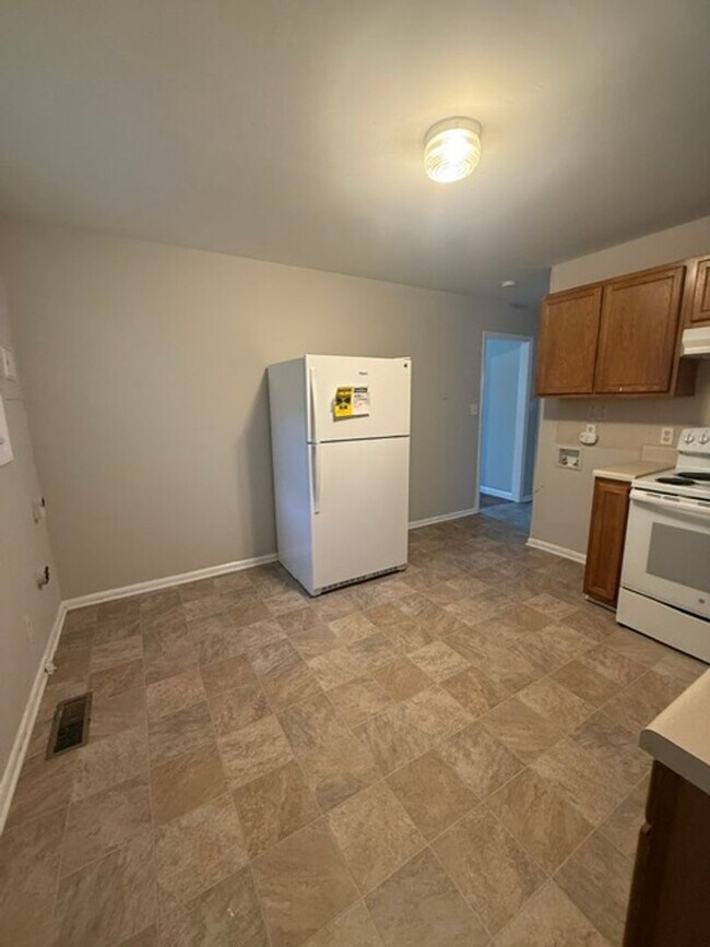 Building Photo - 2 Bedroom, 1 bathroom house