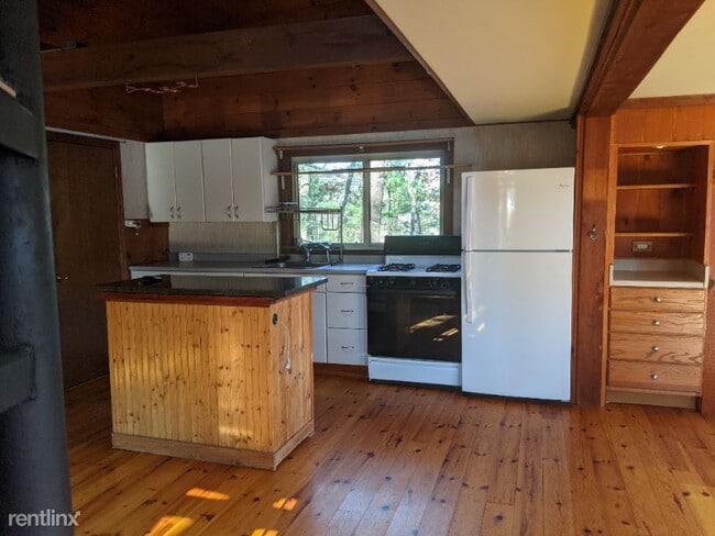 Building Photo - 2 br, 1 bath House - 42 Brewster Rd