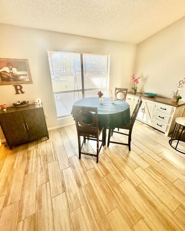 Building Photo - Nice 2 bedroom / 2 bathroom / 2 car garage single story town home for rent in Shalimar!