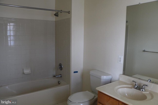 Building Photo - 7710 Valley Oak Dr