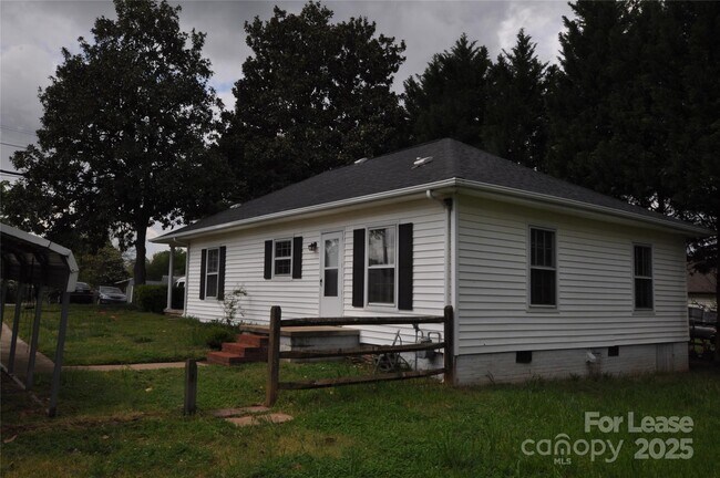 Building Photo - 2204 Acme Rd