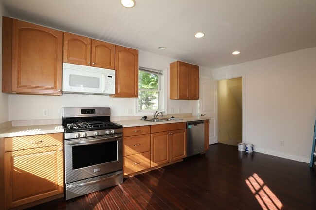 Foto del edificio - Newer Five Bedroom on Monroe St