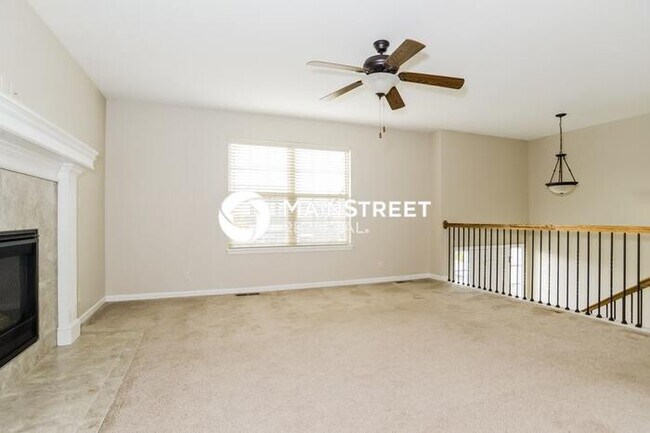 Foto del edificio - 4 Bedroom Pet-Friendly Home in Gardner, KS with Main Street Renewal