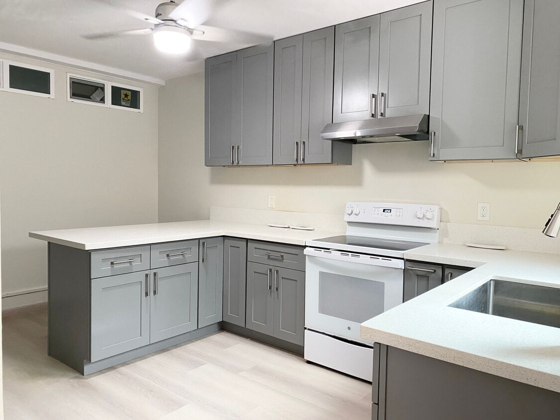 Primary Photo - Moanalua Valley - 2 bedroom 1 bath 1 parki...