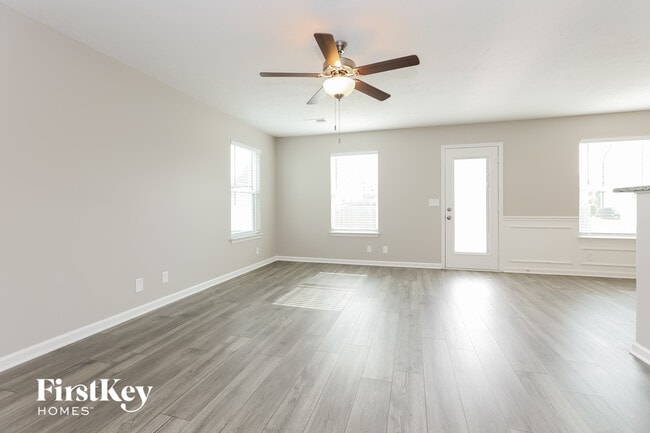 Building Photo - 2230 Oak Dr