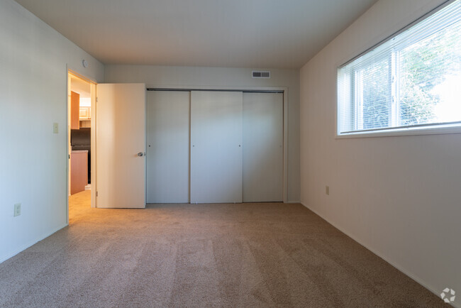 Bedroom - Long Meadows Apartments