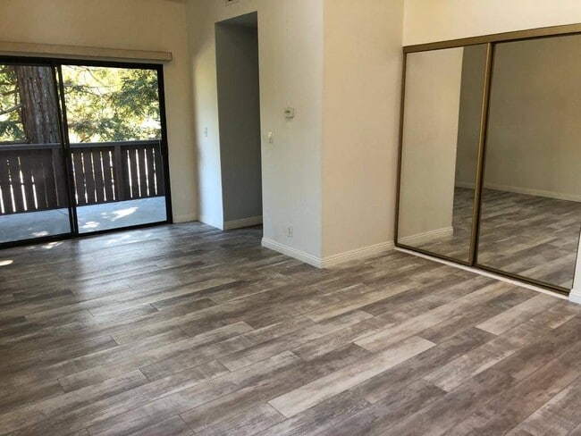 Building Photo - 815 Camelback Pl