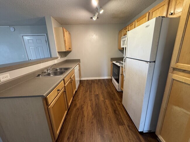 Foto del edificio - 3 bed 3 bath student and family housing ap...