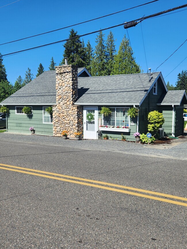 Building Photo - 15732 E Shore Dr