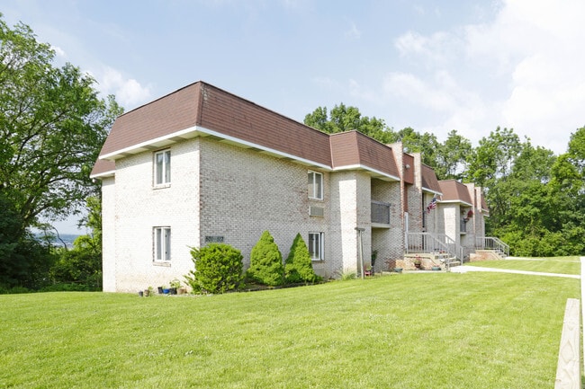 Building Photo - Tree Top Manor