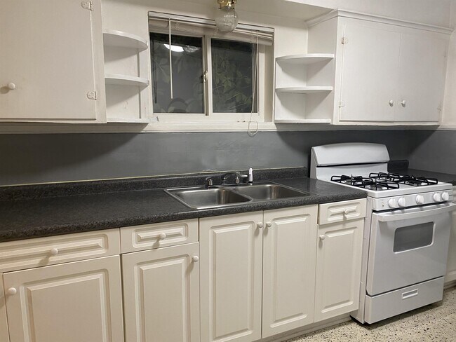 Foto del edificio - 112 1/2 Shepherd Ave