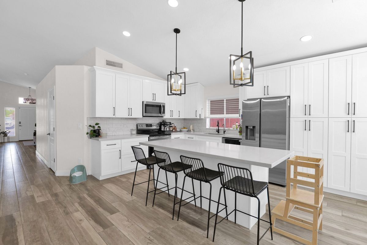 Foto principal - 665 W Minton Dr
