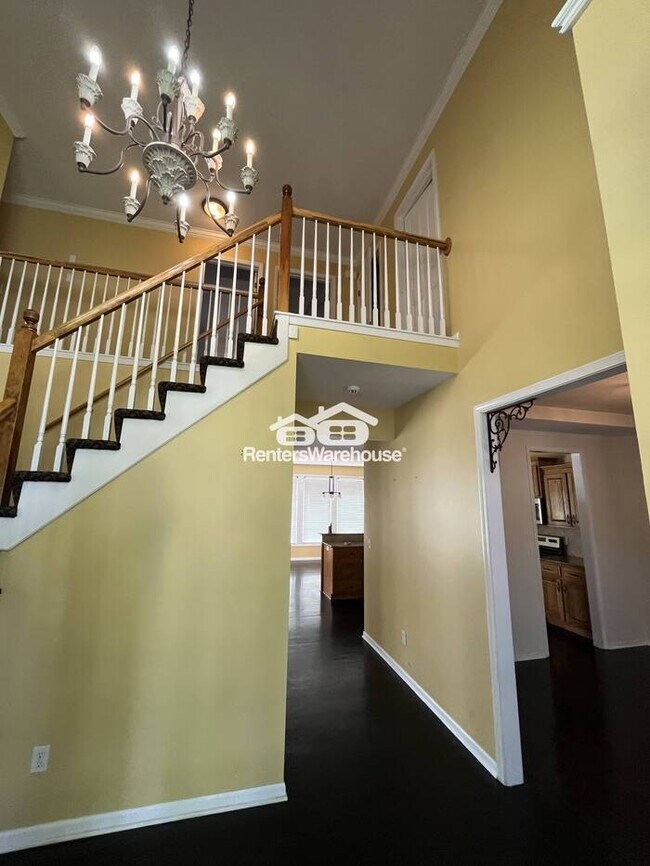 Building Photo - Large 4-Bed Home in Overland Park with Finished Basement and a Deck (Schedule Self-Tour Online)