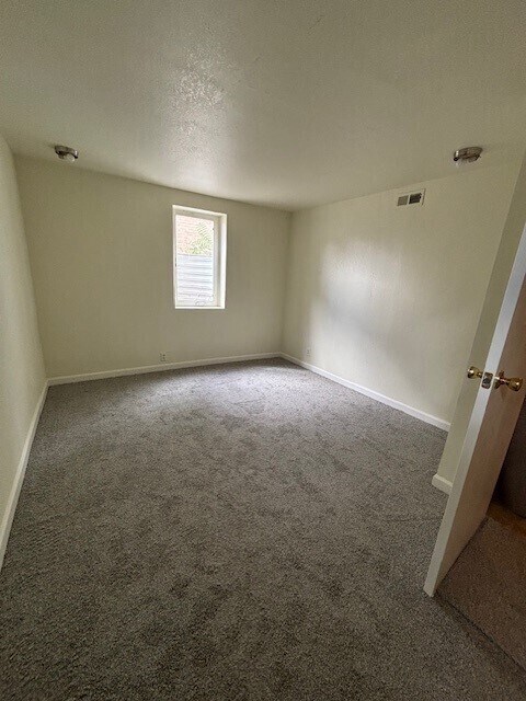 Building Photo - Affordable 5 bedroom with spacious backyard