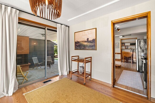 Foto del edificio - Mid-Century Classic! 3bd/3ba 2700 sf Short...