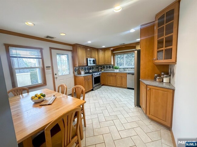 Building Photo - 74 Rosemont Ave