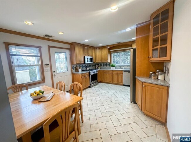 Foto del edificio - 74 Rosemont Ave