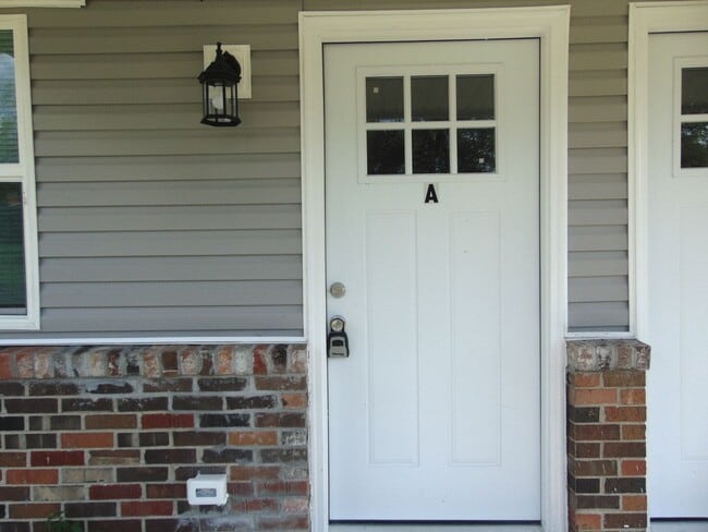 Foto del edificio - Newly Remodeled 4 Bed 2 Bath Duplex!