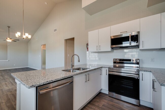 Foto del edificio - GORGEOUS 2 BEDROOM FOUR PLEX LOCATED IN MI...
